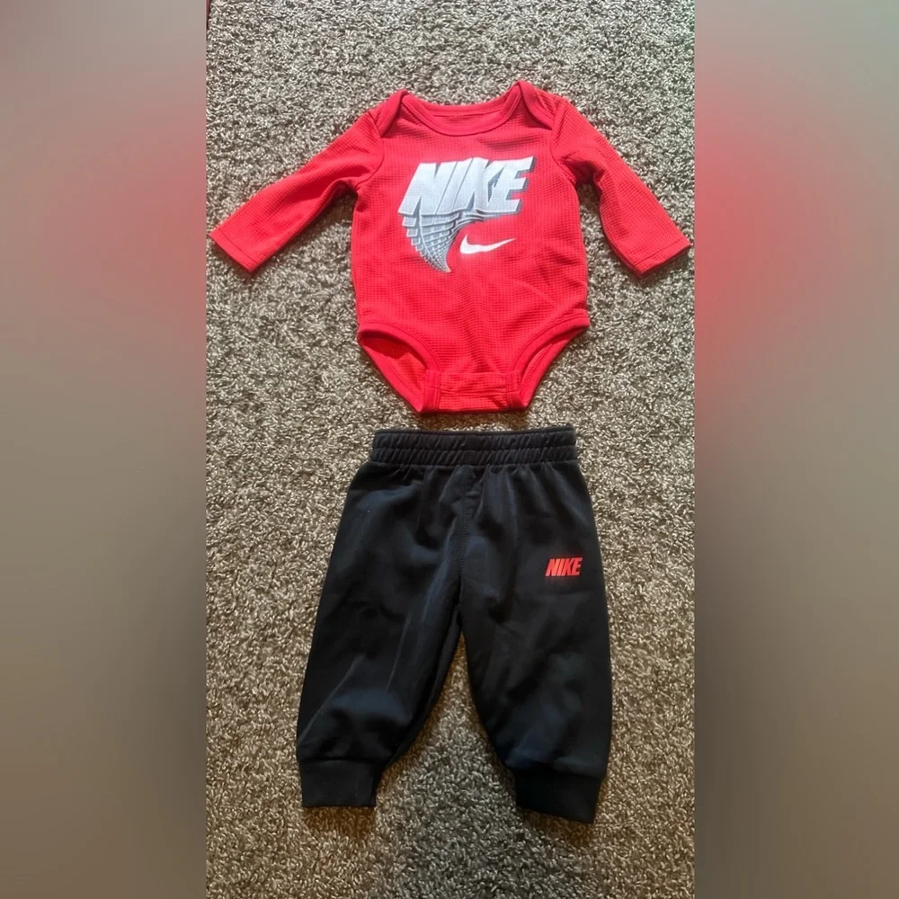 NIKE 2 PIECE BABY OUTFIT: EXCELLENT CONDITION: SIZE 3 MTH